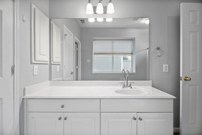 Building Photo - 421 Livingstone Ln