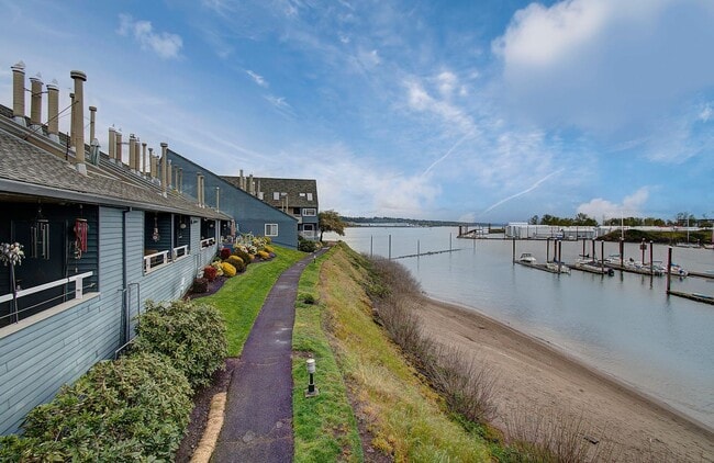 Building Photo - Bright Loft Condo with Stunning Columbia River Views