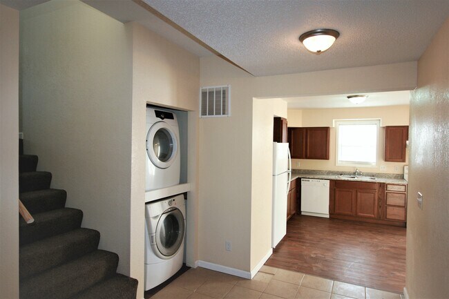 Building Photo - 920 Devils Glen Rd