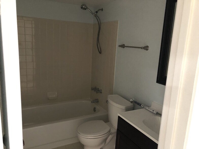 Main bath/ tub,shower - 11311 SW 200th St