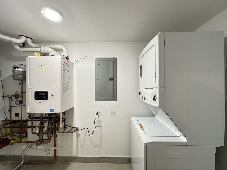 Building Photo - 527 N Springfield Ave