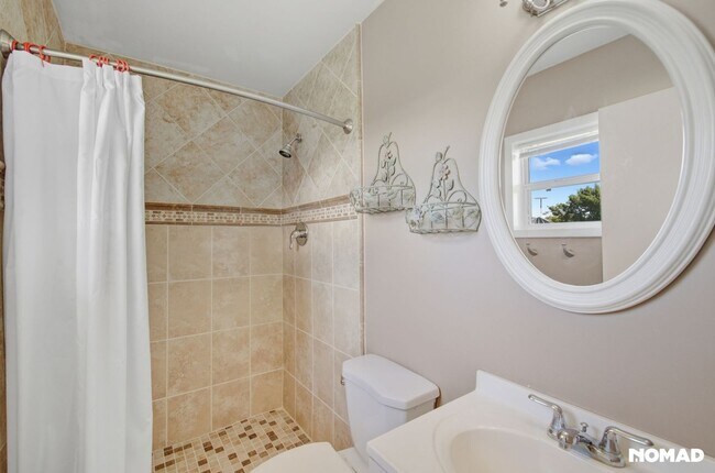 Building Photo - Updated, Large yard, quiet neighborhood, and convenient location