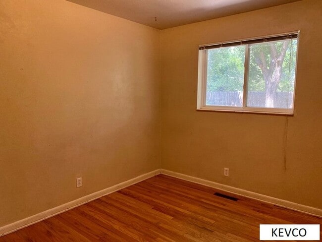 Building Photo - Great Three Bedroom, Close to Everything!