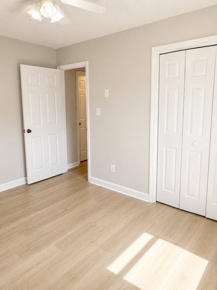 Building Photo - 1271 Village Cir