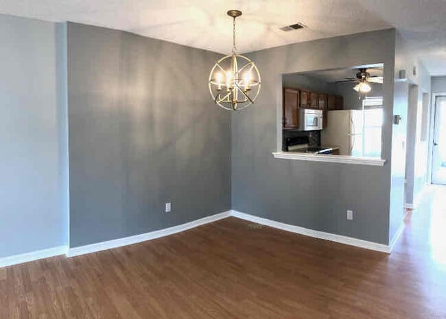 Building Photo - 8259 Golf Ridge Dr