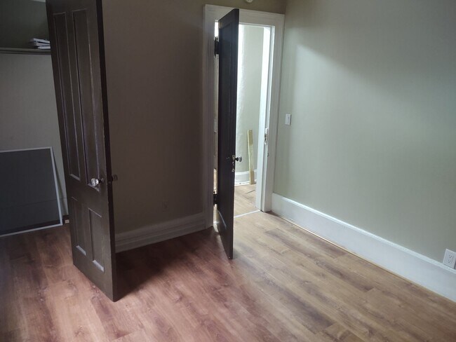 Building Photo - 3 Bedroom with off-street Parking on Park Ave