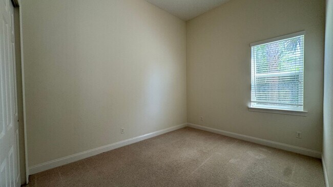 Building Photo - Beautiful 4B/3B with Bonus Office Space Fo...