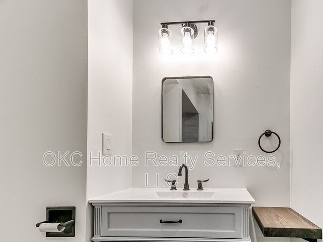 Building Photo - 1812 W Noble Ave