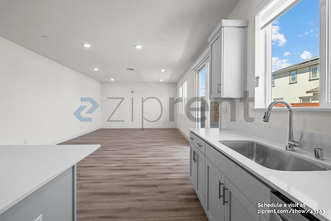 Building Photo - 437 Manhattan Dr