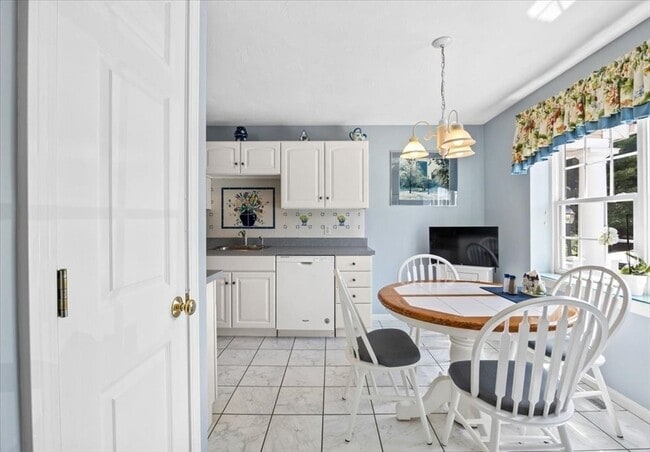 Building Photo - 822 Thayer St