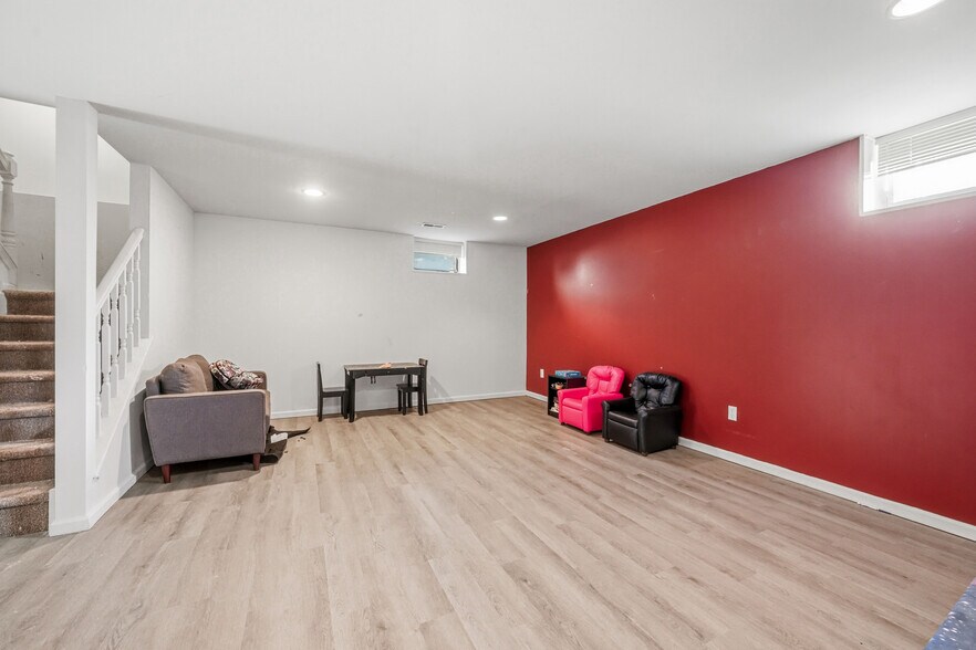 Building Photo - 327 Allens Ln