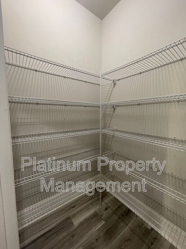 Building Photo - 5180 Mirror Lake Dr