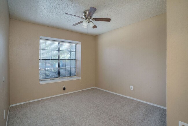 Building Photo - Charming 3-1-1 in S Dallas