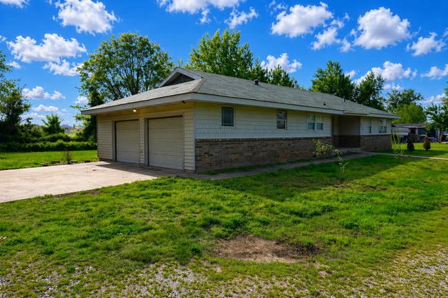 Building Photo - 3 Bedroom / 2 Bath Home Located Minutes from Downtown Lowell!