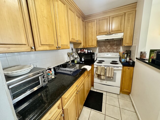 Building Photo - 2 Larose Pl