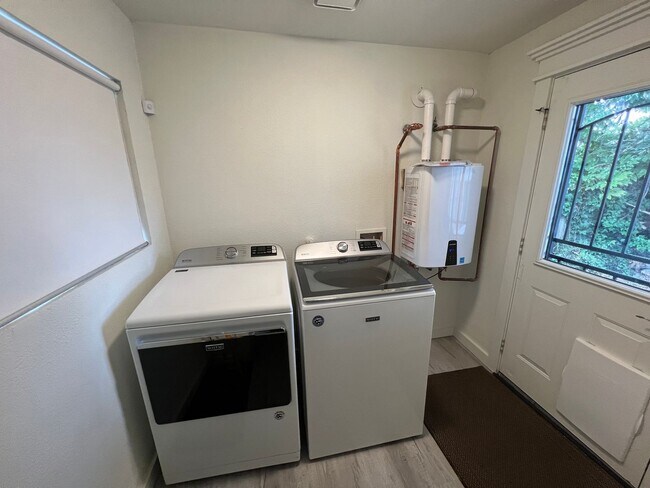 Building Photo - Cozy 2 Bedroom Home