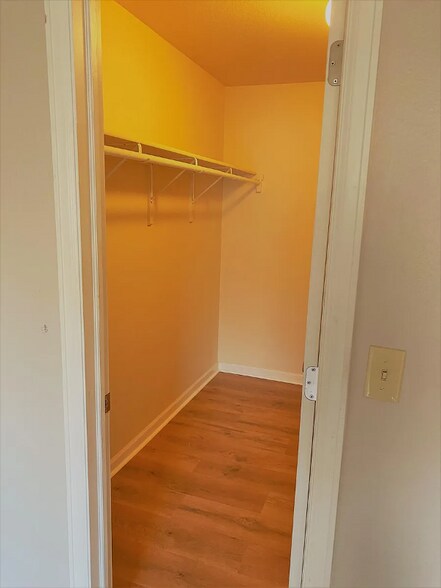 Building Photo - 8225 Fairmount Dr