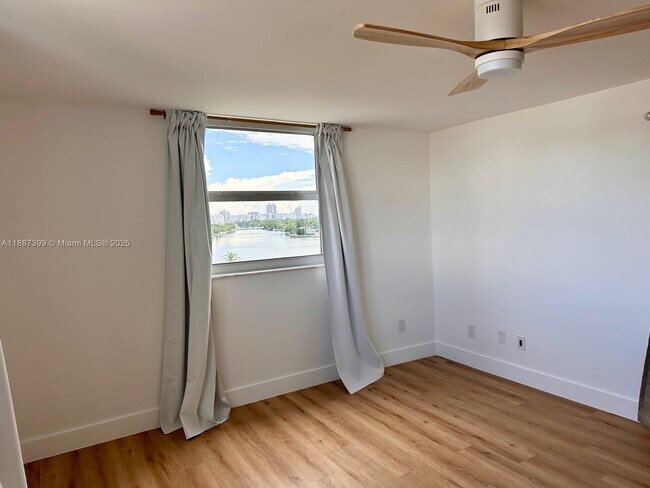 Building Photo - 6900 Bay Dr