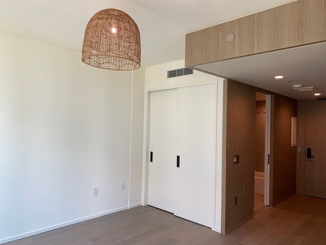 Building Photo - New Koula STUDIO