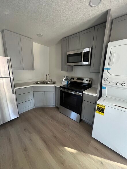 Kitchen - 214 Kimble St