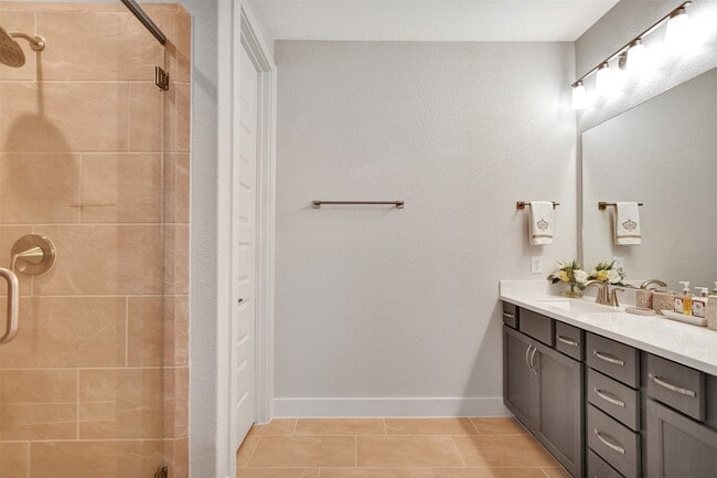 Building Photo - 119 E 43rd St