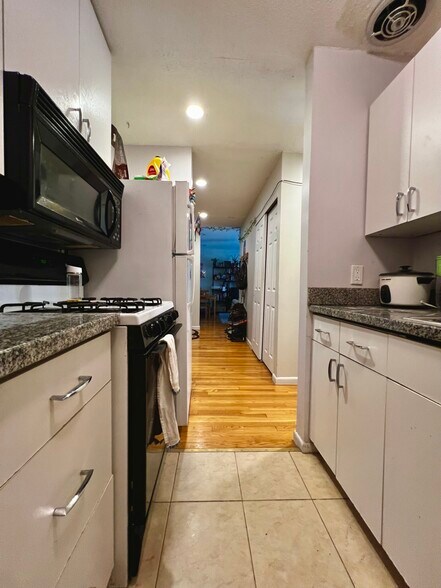 Building Photo - 142 Kenrick St