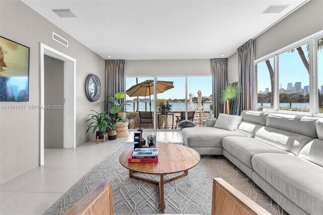 Building Photo - 1130 Venetian Way