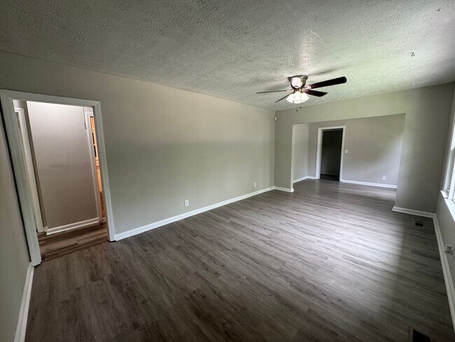 Building Photo - Move in Special!!!! 3/1 Home with bonus room!