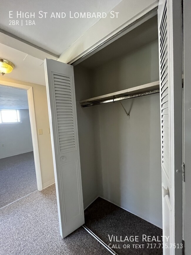 Building Photo - Huge 2-Bed apartment with washer/dryer hoo...