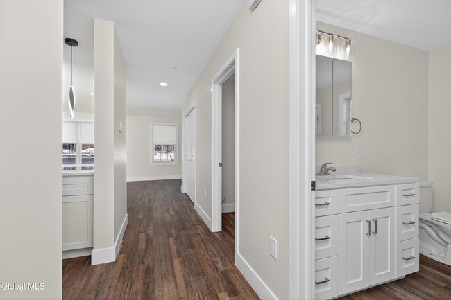 Building Photo - 6 Arrow St