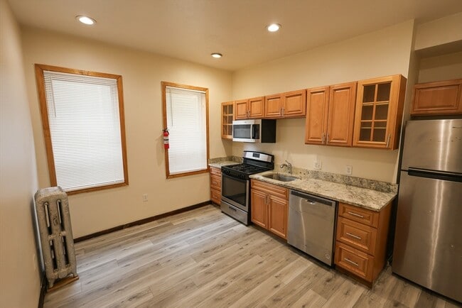 Primary Photo - 100 Seaver St