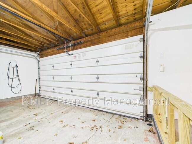 Building Photo - 874 Pleasant St