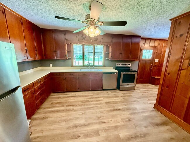 Building Photo - Four bedroom, 1.5 bath house in Graham -De...