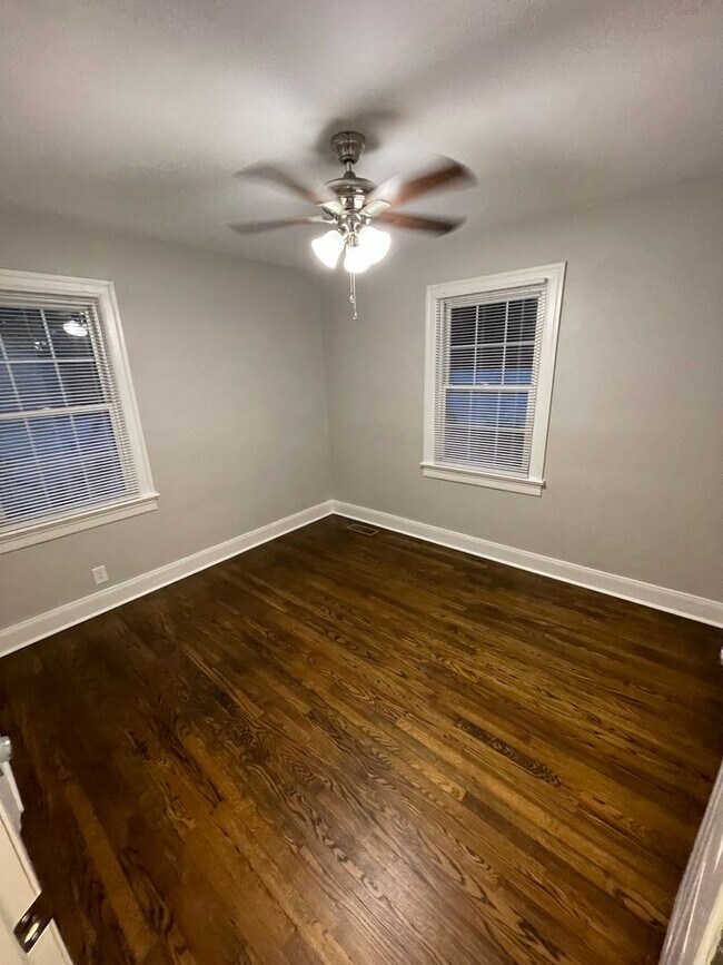 Building Photo - Renovated 2 bedroom home for rent Near Downtown Clarksville!