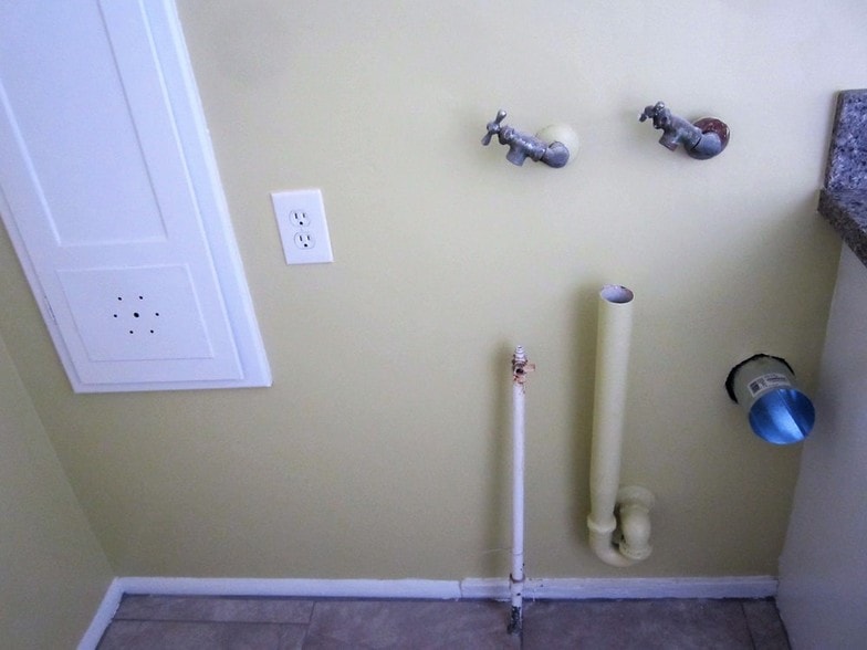 Laundry hook-up - 610 Fremont Ave