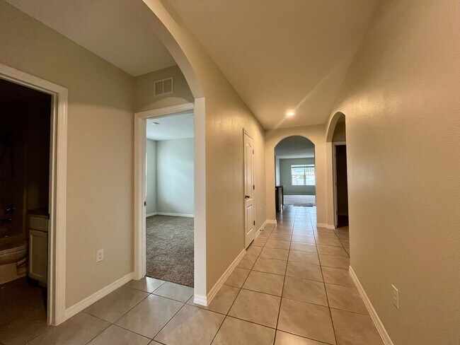 Building Photo - Stunning 4 bed/ 2 bath home!!