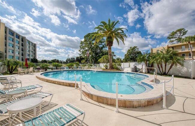 Building Photo - 225 Country Club Dr