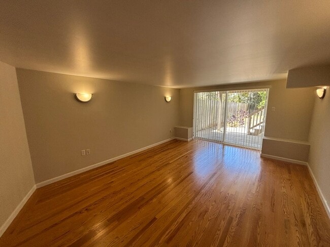 Building Photo - Bright & Spacious Single Family Home - Par...