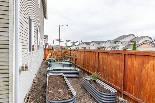 Building Photo - 3-bedroom, 2.5-bathroom Pet Friendly Home