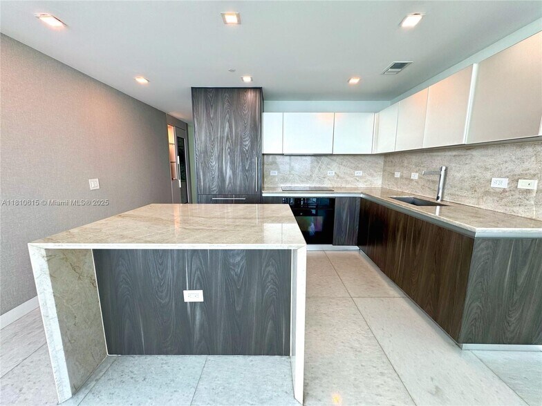 Building Photo - 495 Brickell Ave