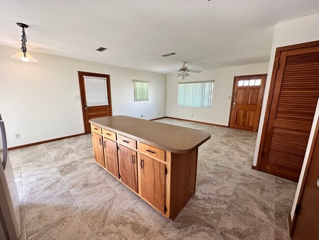 Building Photo - 241 Belaire Dr