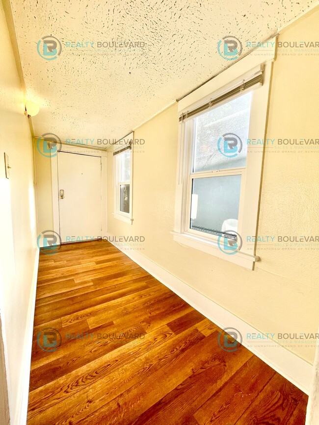Building Photo - Charming Cottage with Private Yards, Parki...