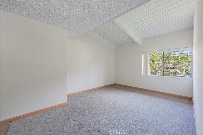 Building Photo - 6542 Ocean Crest Dr