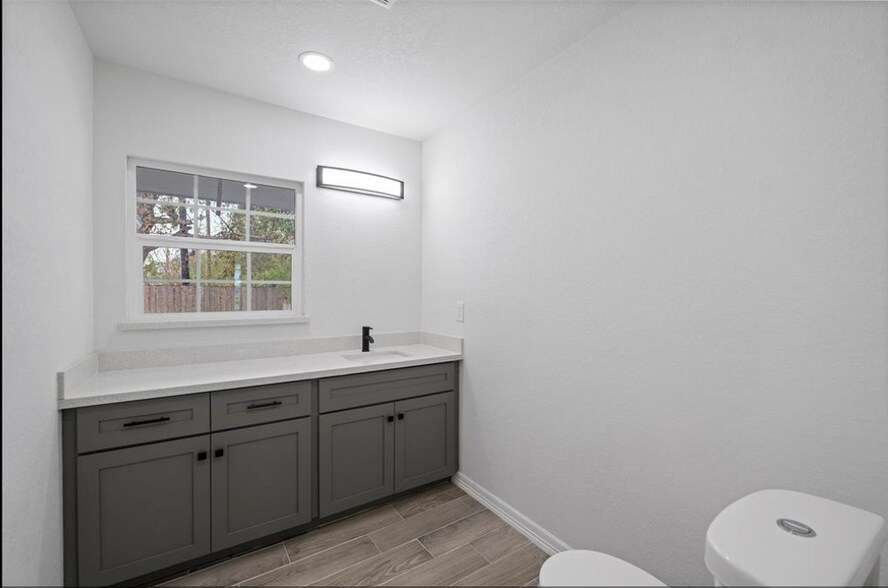 1/2 Bathroom - 22 13th Ave N