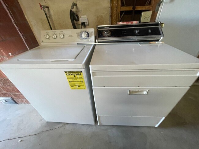 Building Photo - Apple Valley-Cute Starter Home- 2 Bedrooms, 2 Bathrooms, All Appliances Included, Fully Fenced