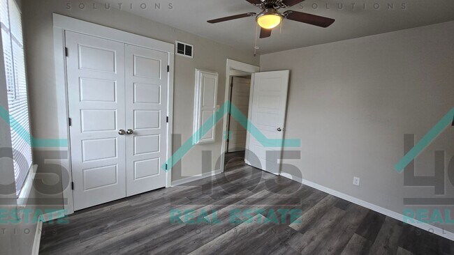 Building Photo - 3 Bedroom MWC w/Flex room!
