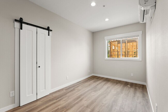 Building Photo - 717 W Spofford Ave