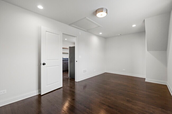 Building Photo - 3123 N California Ave