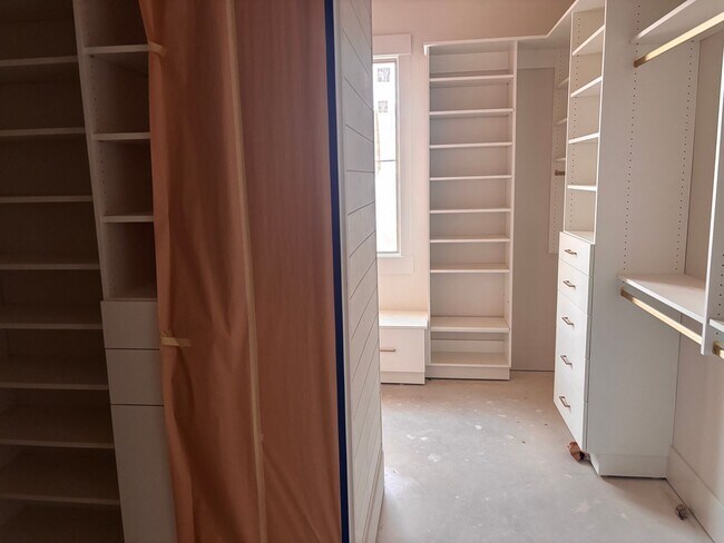 Building Photo - 2798 E Rosedale Dr