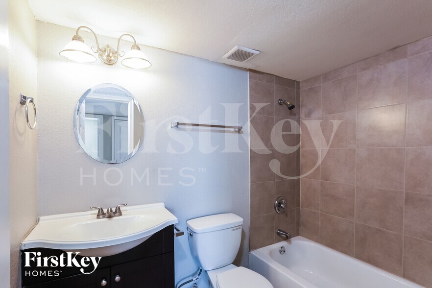 Building Photo - 5214 S 44th Pl